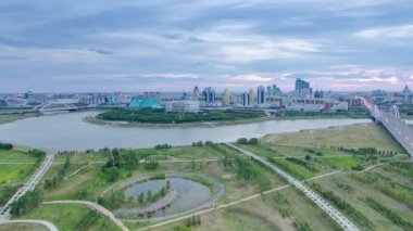 Başkanlık Parkı Prezidenttik Sayabak ve Saray Akorda hava geçiş zamanı. Çatıdan en üst panoramik manzara. Akşam aydınlatması. Yollarda trafik vardı. Nur-Sultan şehri