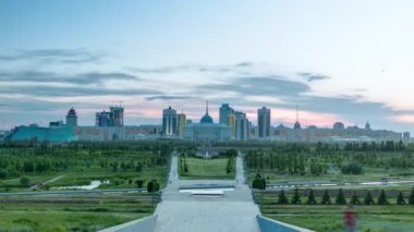 Astana şehrinin panoraması günden geceye geçiş zamanı ve başkanların evi Akorda 'nın parkı. Barış ve Uzlaşma Sarayı 'ndan görüntü. Nur-Sultan şehri, Kazakistan