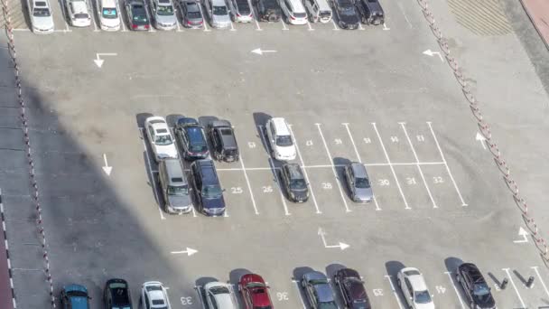 顶部的停车场 Timelapse 从楼顶的摩天大楼 与各种颜色的车辆 如黄色 蓝色等 汽车变了 阴影移动得很快 — 图库视频影像