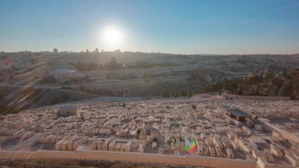 エルサレムのオリーブ山から岩のドームの日没微速度撮影で街のパノラマ ビュー 下の斜面には 世界で最大のユダヤ人墓地 — ストック動画