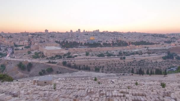 耶路撒冷的空中全景 从城到城的过渡时间是在日落之后 从橄榄山到城市的过渡时间 世界上最大的犹太人公墓 位于底部的斜坡上 — 图库视频影像