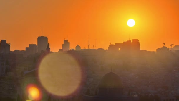 オリーブ山からの岩のドームと日没時に街を見下ろすエルサレムの航空ビュー ビューを閉じる — ストック動画