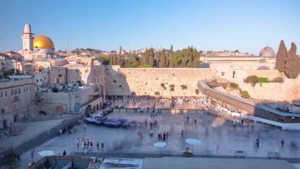 西壁や日没の時間経過中の岩の黄金のドームを含むエルサレムの神殿の山 壁を覆う影 シャバトで多くの人が — ストック動画