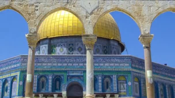 岩のドームは イスラエルのエルサレムにある神殿の丘の上にあるイスラム教徒の聖地であるハイパーラプスをタイムラプスします 中庭に階段のある列のアーチ — ストック動画