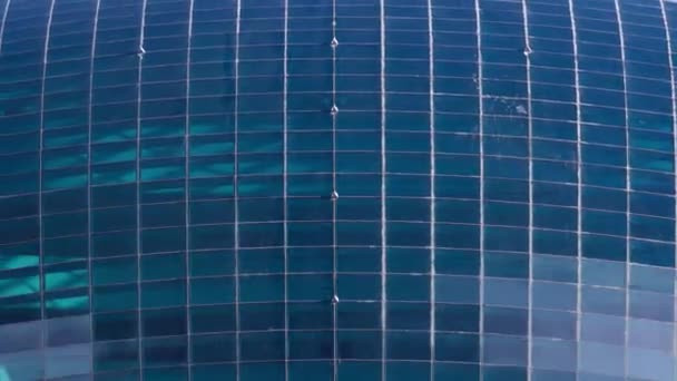 ナザルバエフセンターと青いガラスの屋根 青いガラスに雲の2番目の反射と 橋からの眺めを閉じます 曇った空 カザフスタンのヌールスルタン市 — ストック動画