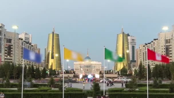 前景のタイムラプスにアルティン オルダのビジネスセンターとアク オルダの前に旗のある広場 オルダはカザフスタンの首都アスタナにある大統領官邸である ヌールスルタンの都市 — ストック動画