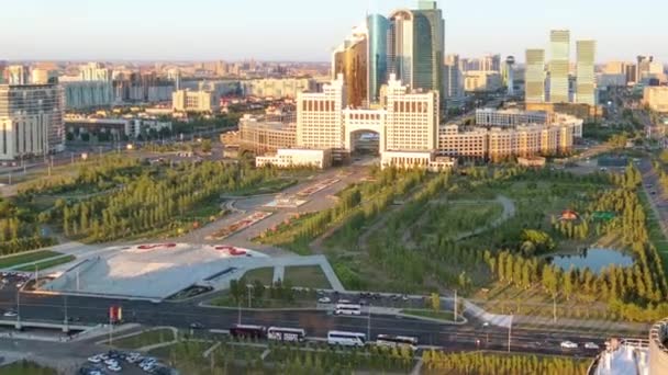日落时分从天台 哈萨克斯坦 努尔苏丹市俯瞰市中心和商业区 — 图库视频影像