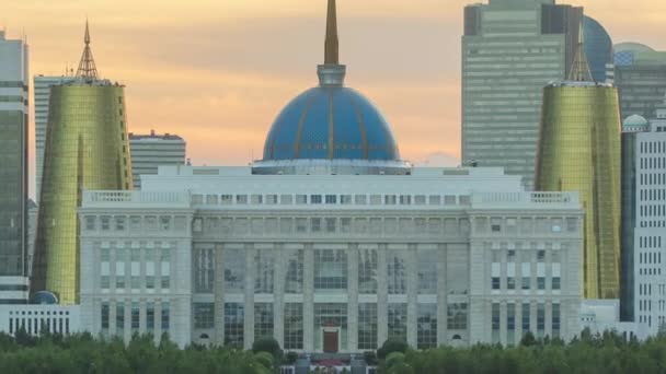 阿斯塔纳市的全景与总统官邸Akorda及公园 从和平与和解宫的观点 哈萨克斯坦努尔苏丹市 — 图库视频影像
