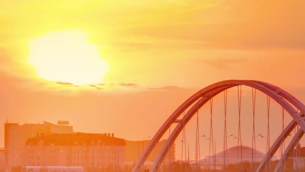 橋の上の交通渋滞や雲が背景に夕日のタイムラプス 街のスカイライン カザフスタンのヌル スルタン市中央アジア — ストック動画