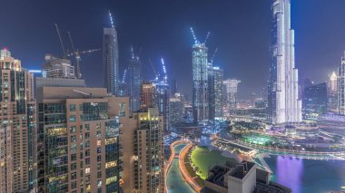 Dubai şehir merkezindeki panorama, gece hava saatleri. Modern gökdelenleri ve gökdelenleri olan şehir silueti ve yukarıdan inşa alanı