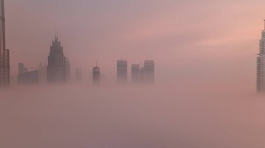 Hava manzaralı sabah sisi Dubai Uluslararası Finans Merkezi 'nin bölge zaman çizelgesini kapsıyordu. Gündoğumunda modern gökdelenleri ve alışveriş merkezleri olan ofis kuleleri ve oteller