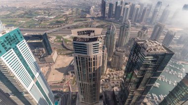 JLT bölgesindeki gökdelenleri sis kapladı. Akşam saatlerinde Dubai marina kulelerinden golf sahası ve karayolu trafiği olan en iyi manzara.