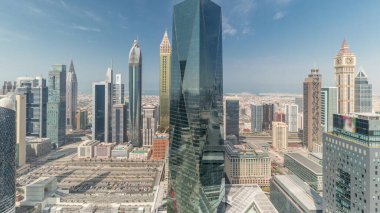 Panorama, Dubai 'deki finans bölgesi iş merkezinde Sheikh Zayed karayolu zaman çizelgesinde birçok fütüristik gökdeleni gösteriyor. Yukarıdan bulutlu hava görüntüsü