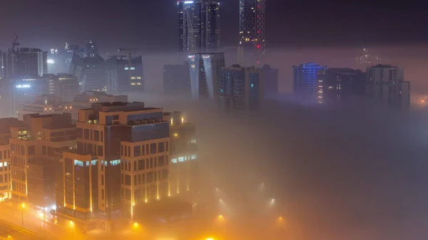 Épületeket Sűrű Köd Borítja Business Bay Éjszakai Időintervallumában Világító Felhőkarcolók — Stock Fotó