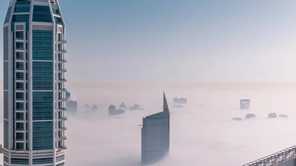ドバイ エアラル バーシャの高さと緑の地区の上空の霧がドバイ マリーナからタイムラプスしています 上からのタワーと高層ビル霧の朝 — ストック写真