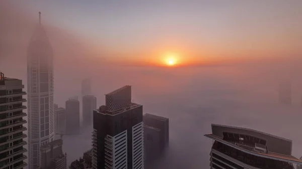 Soluppgång Över Sällsynta Tidiga Morgon Vinter Dimma Ovanför Dubai Marina — Stockfoto