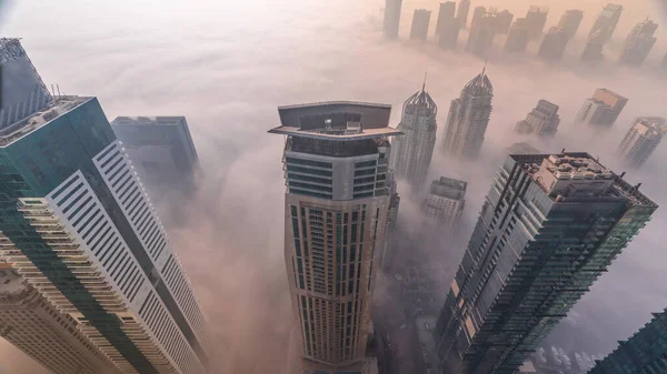 Torres Cubiertas Por Rara Niebla Invernal Madrugada Entre Horizonte Dubai —  Fotos de Stock