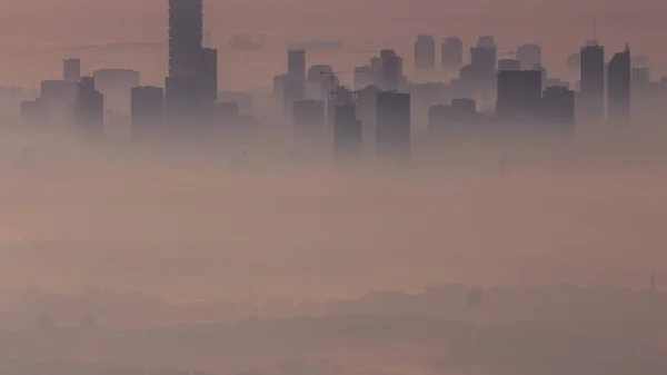 ジュメイラ村サークル地区タイムラプス ドバイの放射状コミュニティの空中ビュー 日の出後の朝霧に覆われた高層ビルや別荘 — ストック写真
