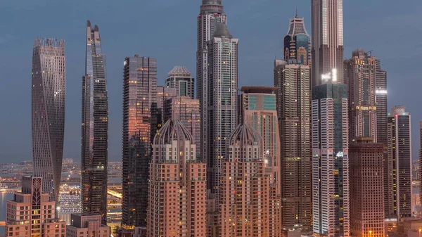 Skyscrapers Dubai Marina Освітленими Найвищими Житловими Будівлями Від Вечора Дня — стокове фото