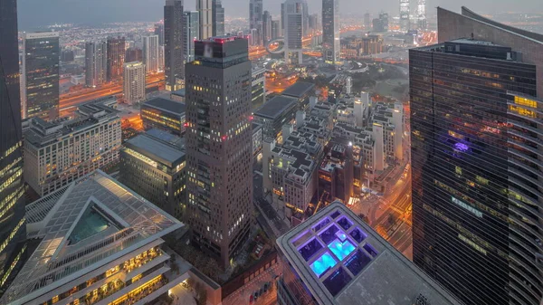 迪拜金融区商业中心位于谢赫扎耶德公路上的未来摩天大楼的全景 从夜到日的过渡时间 日出前从上方俯瞰天空 塔楼明亮 — 图库照片