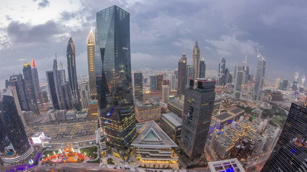 Gün Batımından Sonra Dubai Deki Finans Merkezindeki Gökdelenlerin Panoramasında Trafik — Stok fotoğraf