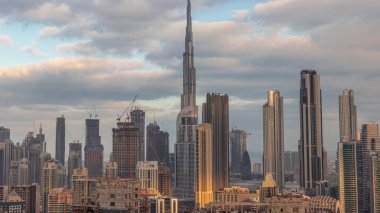 Dubai şehir merkezinin panoramik silueti sabah iş sahasında. Gündoğumunda güneş yansıması olan birçok modern gökdelenin havadan görünüşü. Birleşik Arap Emirlikleri.