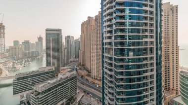 Panorama, JBR ve Dubai Marina gökdelenlerinin gökdelenlerinin gökdelenlerini gösteriyor. Kanal suyunda yüzen yatlar. Arka planda JLT bölgesi