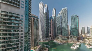 Panorama, Dubai marinasının limandaki en yüksek gökdelenleri ve yatları gösteriyor. Apartman binalarına, otellere ve ofis bloklarına, BAE 'nin modern yerleşim alanlarına bak