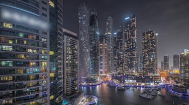 Panorama Dubai marinasının limandaki en yüksek gökdelenleri ve yatları gösteriyor. Apartman binalarına, otellere ve ofis bloklarına, BAE 'nin modern yerleşim alanlarına bak