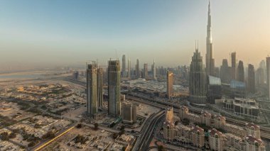 Panorama, gün batımından önce Dubai şehir merkezindeki en yüksek kuleleri ve karayolu zaman çizgisini gösteriyor. Finansal bölge ve şehir merkezindeki iş alanı. Gökdelen ve yüksek binalar