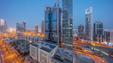 Dubai Uluslararası Finans Bölgesi 'nin hava panoramik görüntüsü. Günbegün geçiş zamanı olan birçok gökdelen var. Şafak sökmeden önce Şeyh Zayed yolundaki kavşakta trafik vardı. Dubai, BAE.