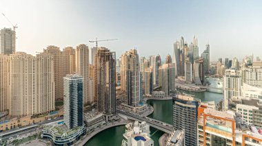 Panorama, Dubai Marina 'nın en yüksek karşılama bloğundaki çeşitli gökdelenleri suni kanalla birlikte gösteriyor. Pek çok kule ve yat