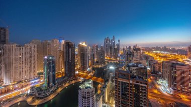 Dubai Marina hava sahasının en uzun bloğundaki çeşitli gökdelenlerin panoramasını suni kanalla gece gündüz geçiş zamanı. JBR ilçesinde birçok kule ve yat gün doğumundan önce