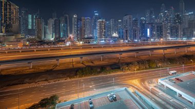 Panorama, Dubai marinasının gökdelenlerin en yüksek binasını gösteriyor. JLT bölgesinden apartman binalarına, otellere ve otoyol yakınlarındaki iş kulelerine hava manzarası.