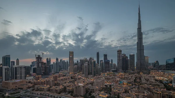 迪拜市中心的全景从早到晚都在变化 最高的摩天大楼和其他塔楼在日落后从顶部俯瞰着阿拉伯联合酋长国的迪拜 灯亮着 — 图库照片
