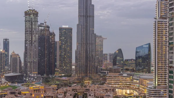 在阿拉伯联合酋长国迪拜 迪拜市中心从早到晚都在经历着转型 在日落之后 在古城和喷泉周围都有最高的摩天大楼和其他塔 灯亮着 — 图库照片