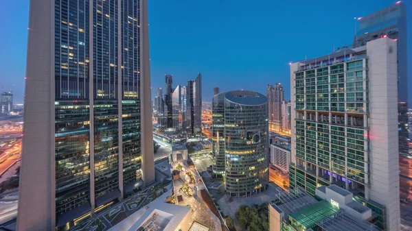 迪拜国际金融中心的摩天大楼从夜到天的过渡全景时间过去了 日出前从上方俯瞰明亮的塔楼 — 图库照片