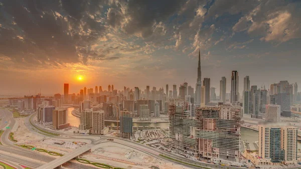 夕阳西下 迪拜商业中心塔楼和商业中心的现代建筑层出不穷 有运河和建筑工地的空中全景视图 — 图库照片