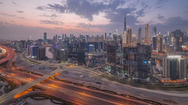 迪拜商务中心塔和市中心摩天大楼的现代建筑 从天而降 日落后有运河和建筑工地的空中景观 — 图库照片