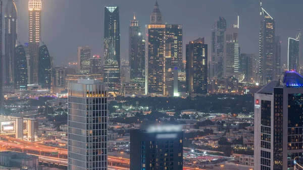 迪拜金融区的一排排摩天大楼从天而晚地经过 商业湾区的许多塔楼全景 — 图库照片