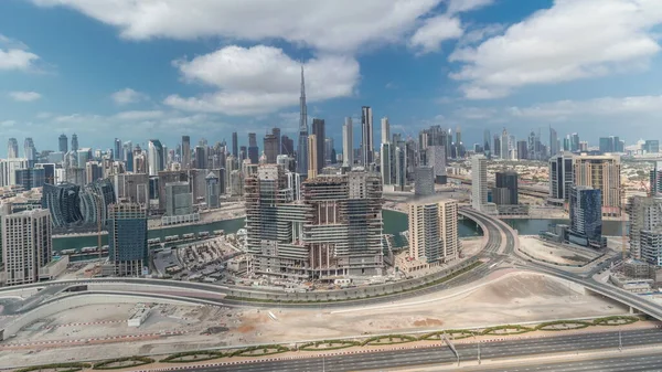 全景显示迪拜商业区的天际线与商业区的时间差 许多有云雾蓝天的现代摩天大楼的空中景观 大不列颠及北爱尔兰联合王国 — 图库照片