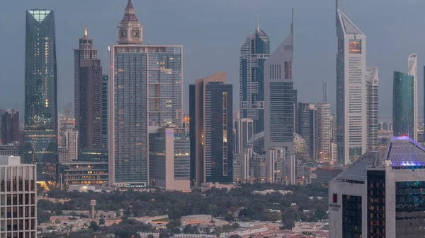 Dubai 'nin finans bölgesindeki gökdelenler gece gündüz geçiş zamanları. Gün doğmadan önce Business Bay bölgesinden aydınlanan pek çok kuleye panoramik manzara