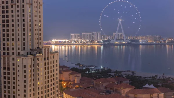 蓝水岛上有着现代的建筑和摩天轮 昼夜不停地变换着时间 在日出前靠近迪拜码头和Jbr的新的休闲和住宅区 — 图库照片