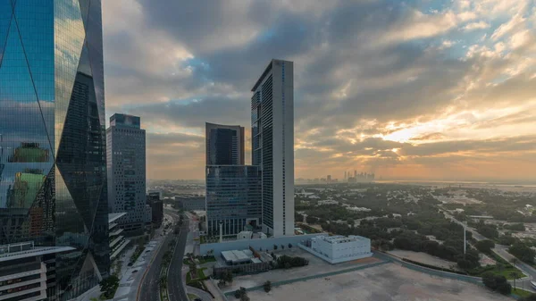 迪拜国际金融区的黎明已经过去 上午的商业办公大楼全景航空图 市区附近设有酒店和购物中心的摩天大楼 — 图库照片