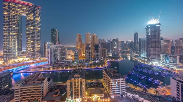 迪拜的滨海全景 停泊在港口的小船和游艇 并照亮了运河周围的摩天大楼 从空中到空中的过渡时间是日出前的一天 Jbr区的塔楼背景 — 图库照片