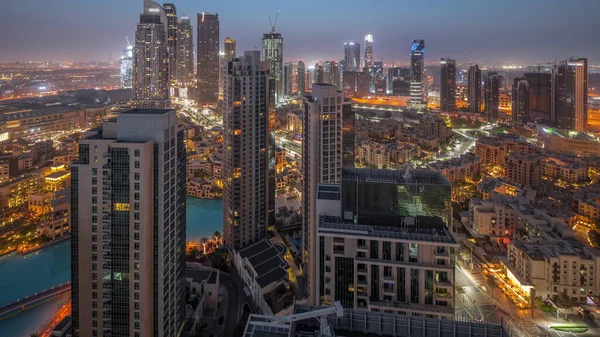 从空中俯瞰未来城市的全景 夜以继日的过渡时间 阿拉伯联合酋长国迪拜 在日出前的商业区和商业区 有摩天大楼和传统房屋 — 图库照片