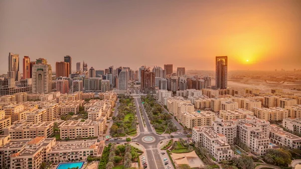 Sonnenaufgang Über Wolkenkratzern Barsha Heights Distrikt Und Flachbauten Greens Distrikt — Stockfoto
