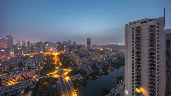 巴沙高地区的摩天大楼和格林斯区的低层大楼 从夜到日的过渡时间已经过去 迪拜全景天际雾蒙蒙的早晨 — 图库照片