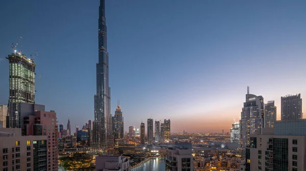 迪拜市中心全景全景 高耸的摩天大楼环绕在空中 从夜到天的过渡时间过去了 新塔楼及繁忙道路的建筑工地 交通繁忙 — 图库照片