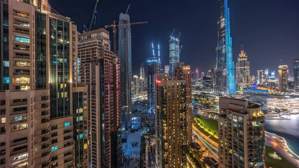 迪拜市中心城市景观与最高的摩天大楼正在建设中的空中夜间时间 新塔楼 窗户明亮 道路繁忙 交通繁忙 — 图库照片